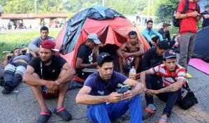 Caravana de 4,000 migrantes se instala fuera de aduana del sur de México