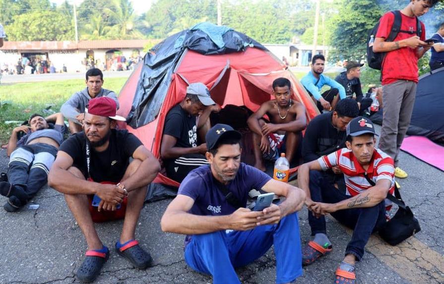 Caravana de 4,000 migrantes se instala fuera de aduana del sur de México