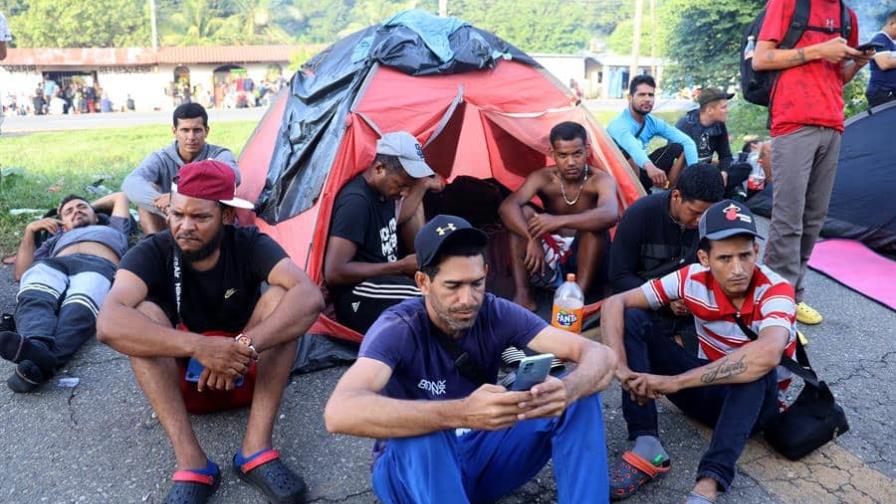 Caravana de 4,000 migrantes se instala fuera de aduana del sur de México