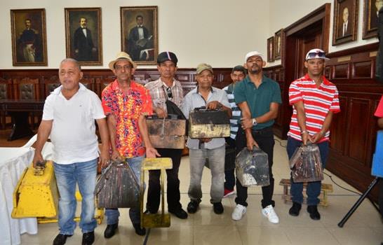 Gobernación de Santiago reconoce labor de 11 limpiabotas