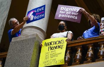 Jueza bloquea prohibición al aborto en Wyoming
