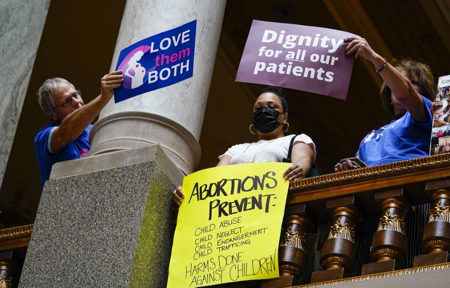Jueza bloquea prohibición al aborto en Wyoming