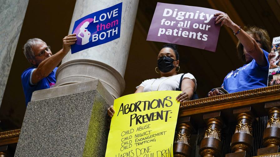 Jueza bloquea prohibición al aborto en Wyoming