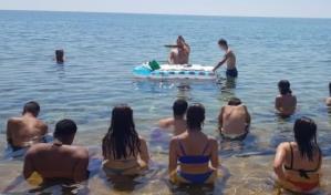 Sacerdote en Italia celebrar misa en el mar por la ola de calor