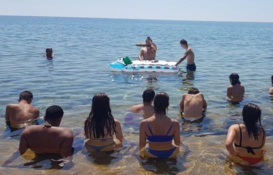Sacerdote en Italia celebrar misa en el mar por la ola de calor