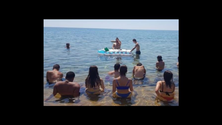 Sacerdote en Italia celebrar misa en el mar por la ola de calor Sacerdote en Italia celebrar misa en el mar por la ola de calor