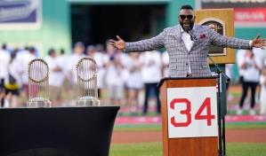 Video | David Ortiz lanza la primera bola en el Fenway Park a Jason Varitek