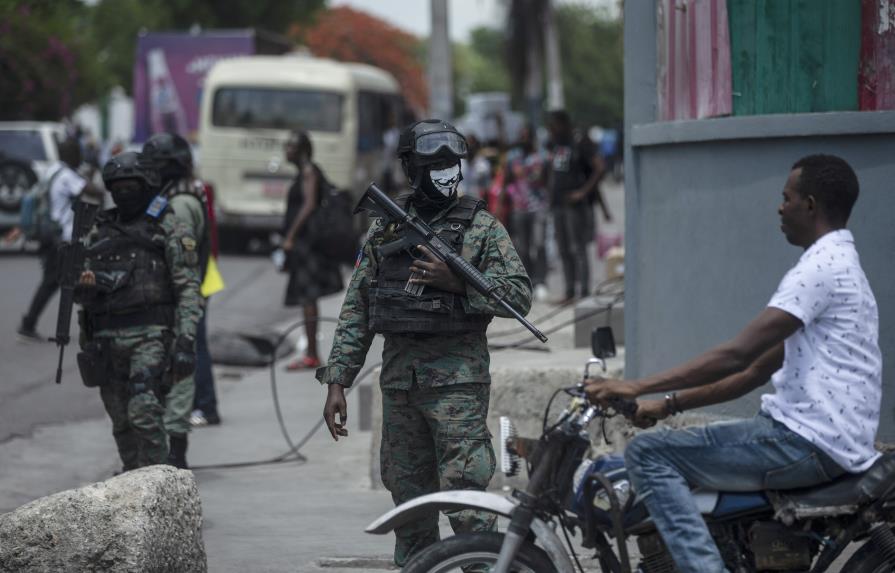 Hombres armados prenden fuego a una iglesia en Haití