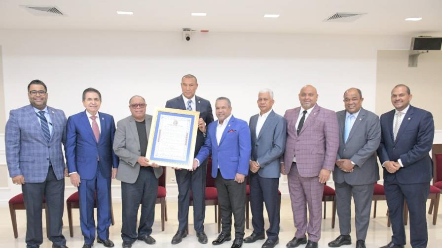 El Senado de la República reconoce los 50 años de trayectoria del periodista Joseph Cáceres