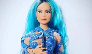 Artista colombiana crea muñeca de Karol G