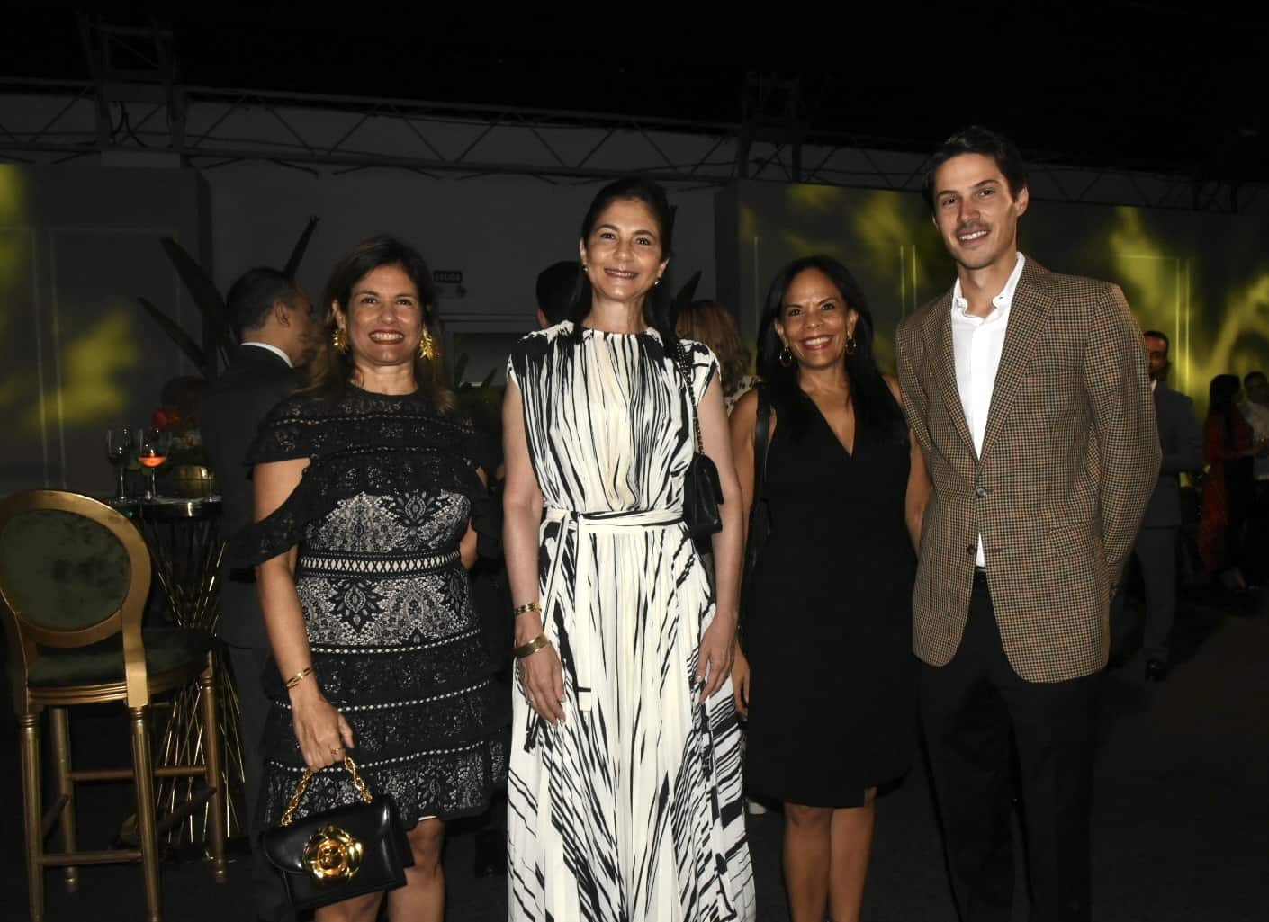 Denisse Medina, Maribel Haché de Fernández, Annie Velez y Manuel Fernández Haché. 