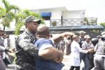Golpes y gas pimienta durante forcejeo entre médicos y policías
