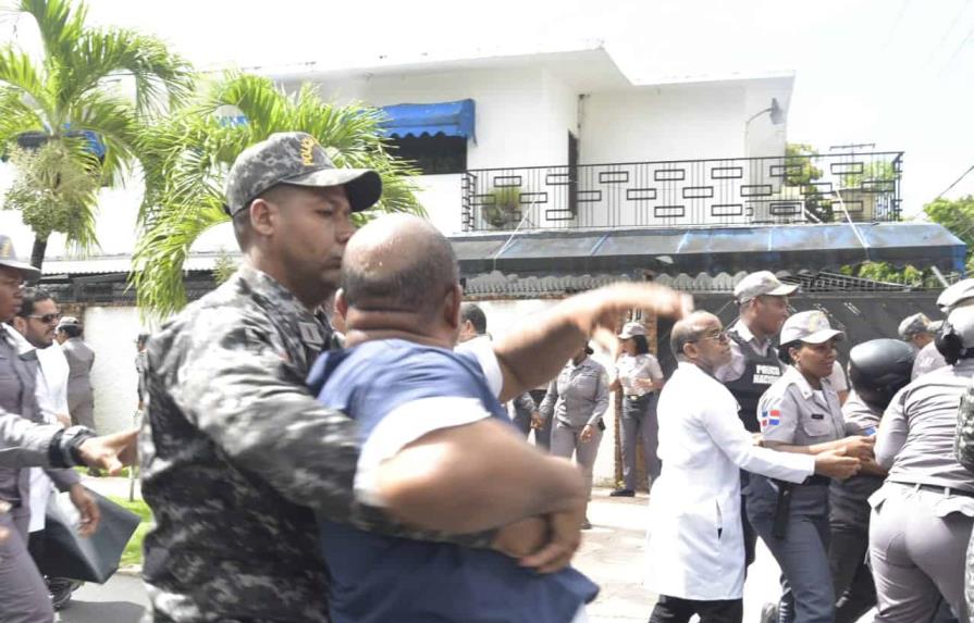Golpes y gas pimienta durante forcejeo entre médicos y policías