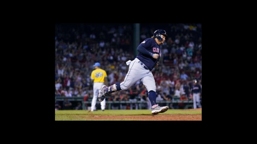 Naylor pega jonrón en la 9na y Guardianes ganan en Boston