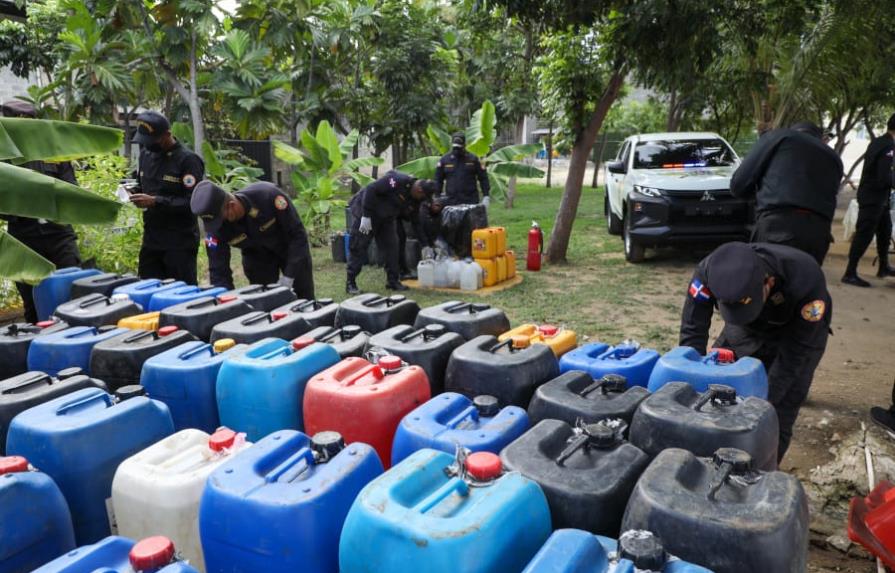 Decomisan más de 3,000 galones de alcohol adulterado en Santo Domingo y otras provincias del país