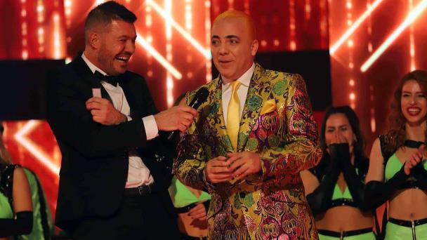 Con peluca morada: Cristian Castro reaparece en las redes más estrambótico que nunca