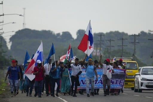 Indígenas en larga marcha pacífica a la presidencia de Panamá