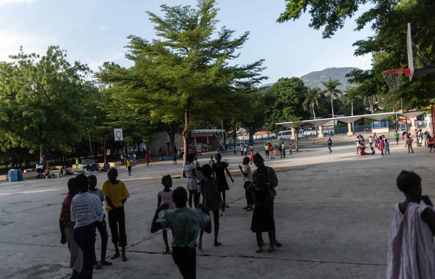 La guerra entre bandas paralizó hoy gran parte de la capital de Haití