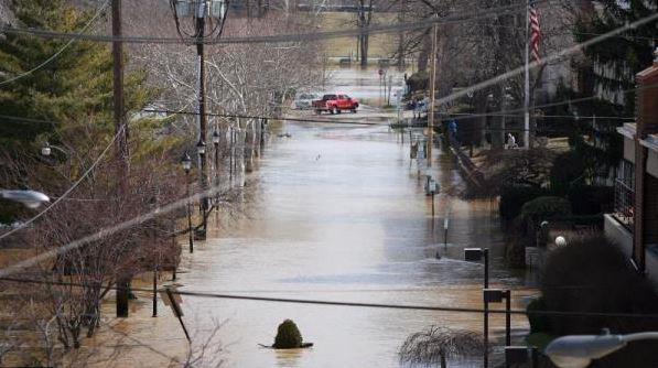 Tres muertos y miles sin electricidad por las inundaciones en Kentucky