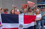 Dominicanos protestan contra JetBlue en Nueva York Dominicanos protestan contra JetBlue en Nueva York