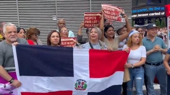 Dominicanos protestan contra JetBlue en Nueva York