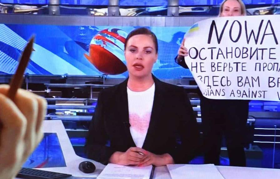Multada la periodista rusa que interrumpió noticiero con proclama antibélica