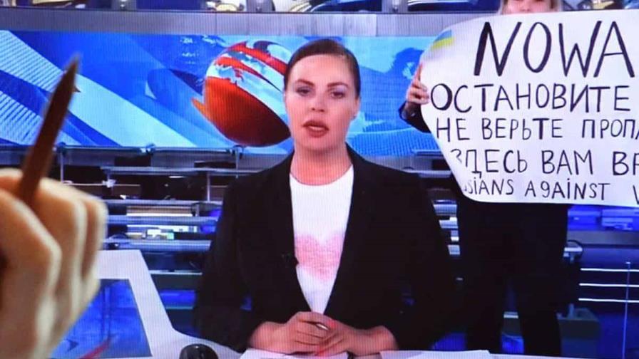 Multada la periodista rusa que interrumpió noticiero con proclama antibélica Multada la periodista rusa que interrumpió noticiero con proclama antibélica