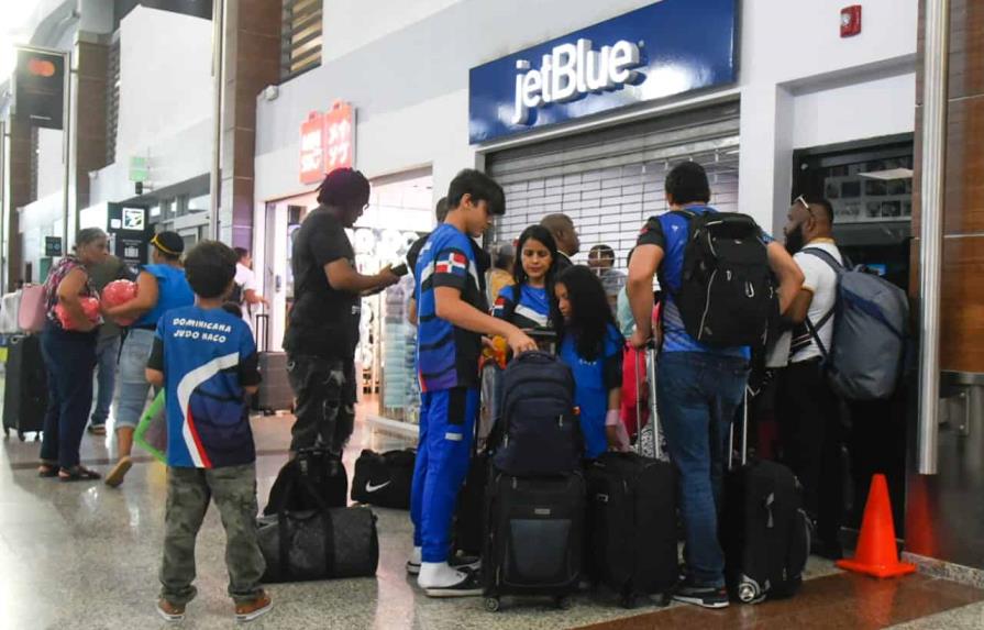 JetBlue se disculpa ante los dominicanos pero estos mantienen protesta