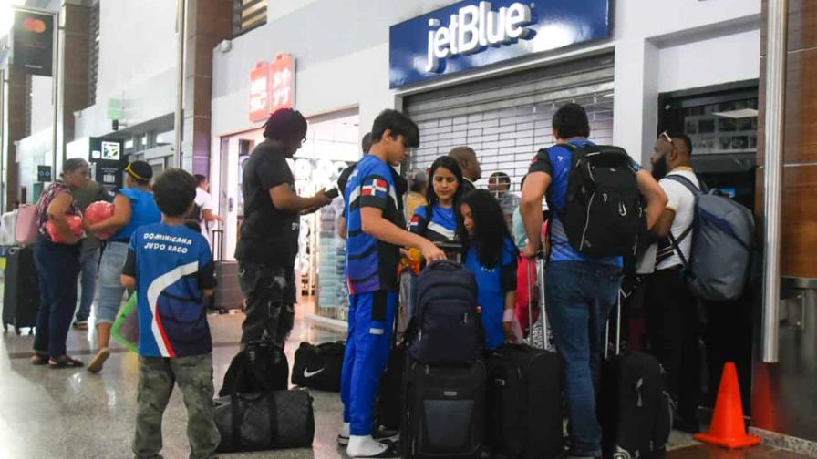 Vuelos de JetBlue presentan retrasos de hasta 4 horas en el Aila