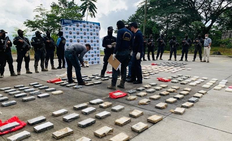 Decomisan 212 kilos de cocaína escondidos en una zona montañosa de Honduras
