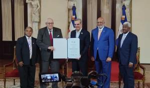 Entregan Premio Nacional de Periodismo 2022 a Bonaparte Gautreaux Pi&ntilde;eyro