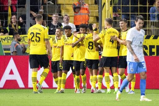 Con nueva imagen, Dortmund inicia campaña goleando