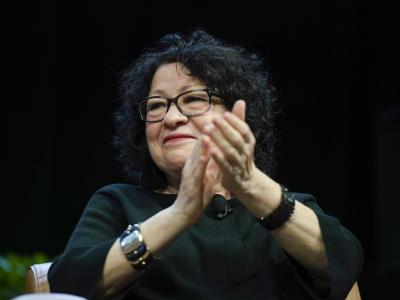 Sotomayor se disculpa por críticas a detenciones de inmigrantes