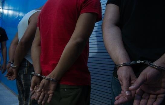 Arrestan tres hombres que vinculan a un decomiso de cocaína en el 2021