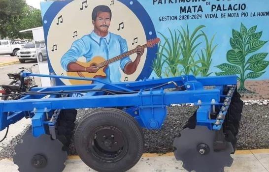 FEDA dona tractor para agricultores de Hato Mayor