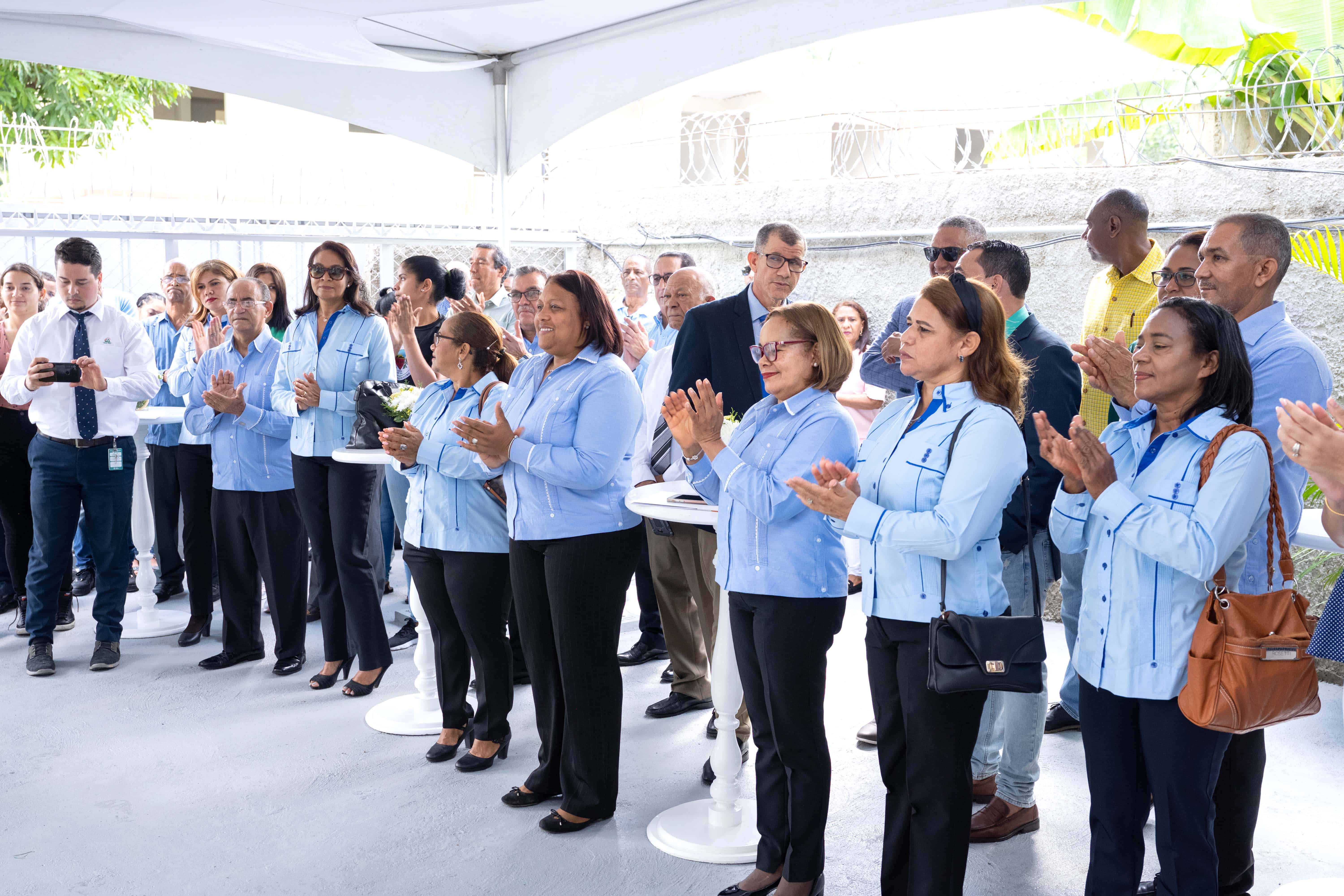 Al acto inaugural de la planta se dieron cita representantes de los medios y otros invitados especiales. 
