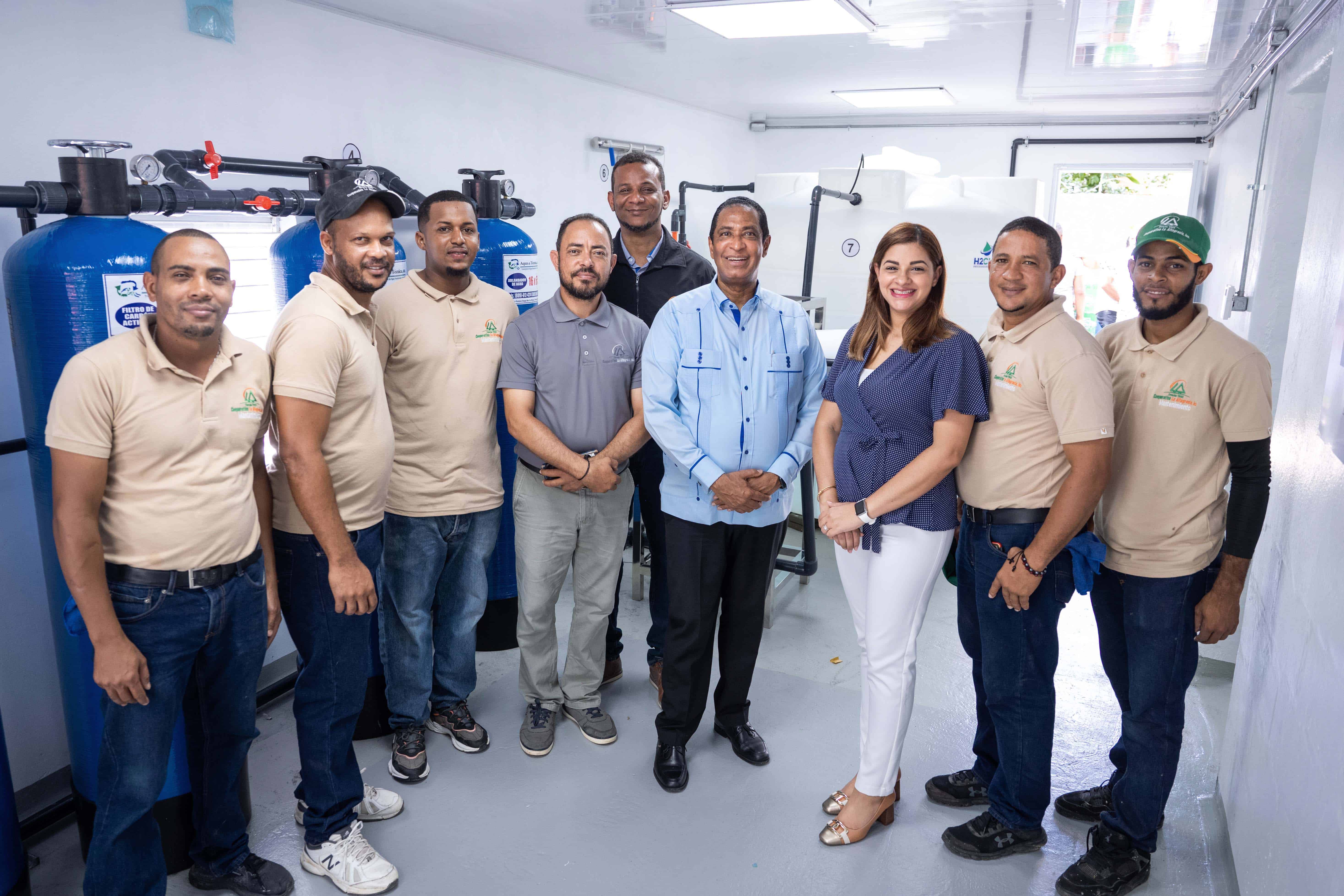 Rafael Narciso Vargas, presidente de Cooperativa La Altagracia; Yinette Torres, Gerente General, junto al equipo de Ingeniería y Seguridad.
