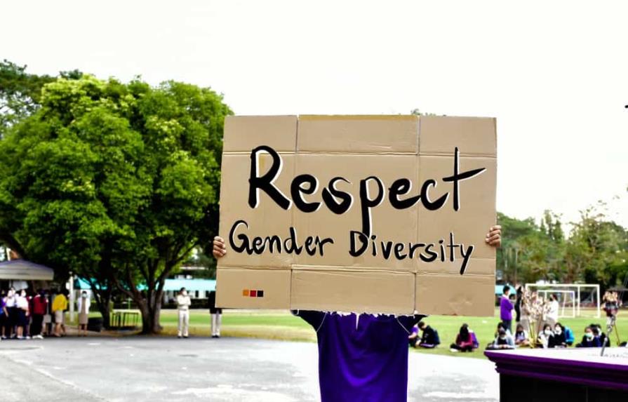 Florida dice a escuelas que ignoren pautas federales de identidad de género