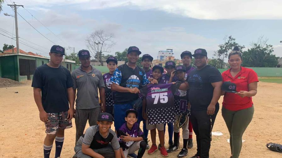Liga Osiris Reynoso recibe uniformes para torneo invitacional