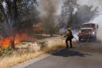 Bomberos controlan al 45 % el incendio cerca de parque Yosemite en California