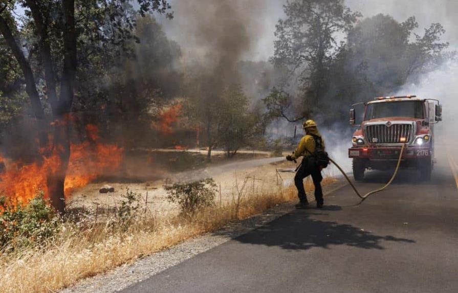 Bomberos controlan al 45 % el incendio cerca de parque Yosemite en California