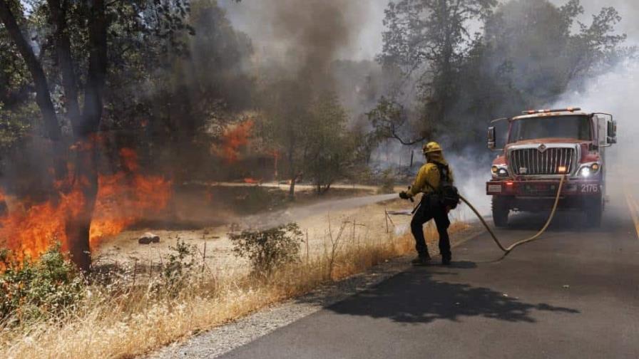 Bomberos controlan al 45 % el incendio cerca de parque Yosemite en California