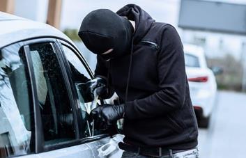 Buscan hombre por robo de más de un millón de pesos en parqueo de un banco en La Romana