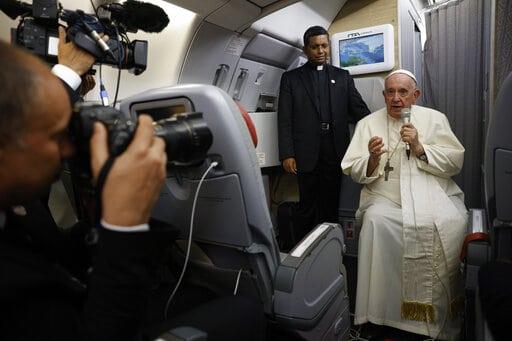 Papa Francisco dice que bajará el ritmo o se retirará