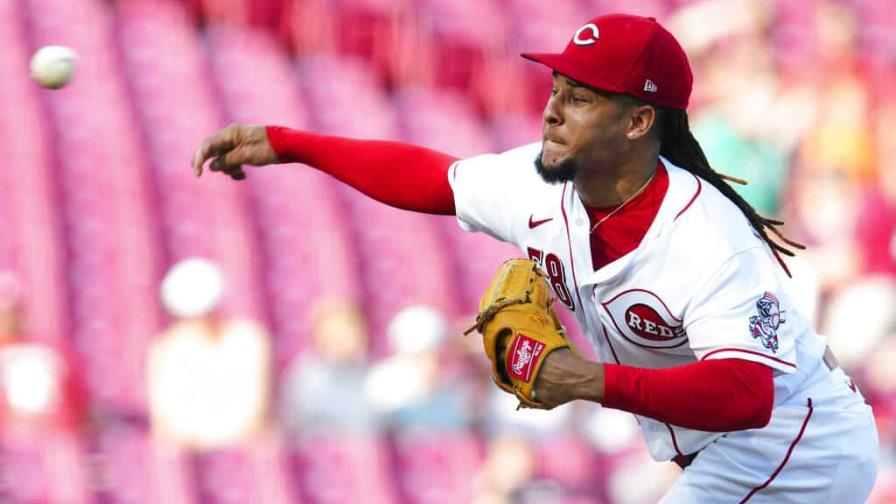 Los Marineros adquieren a Luis Castillo desde Rojos