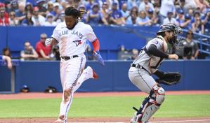 Teoscar Hernández conectó un jonrón de tres carreras en triunfo de Toronto