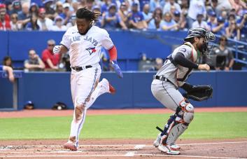 Teoscar Hernández conectó un jonrón de tres carreras en triunfo de Toronto