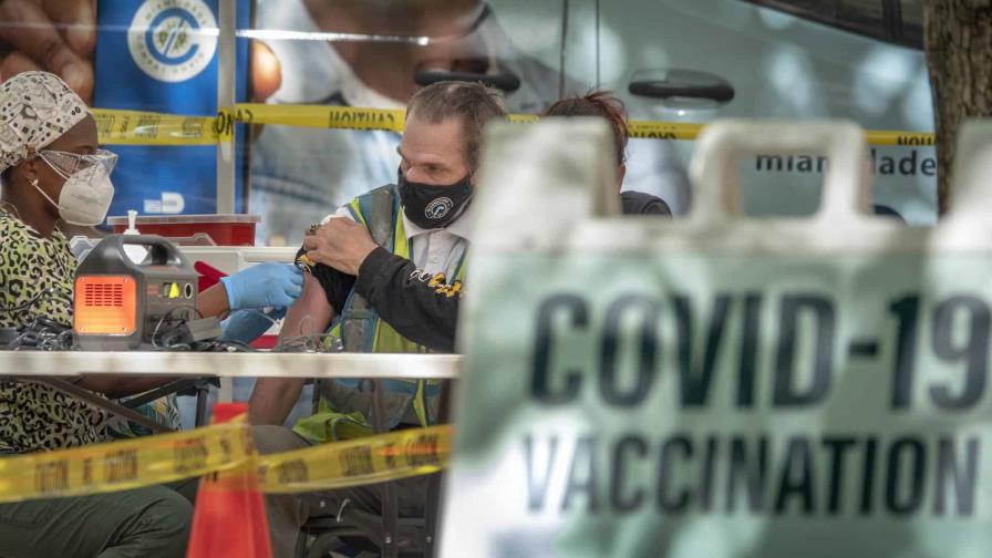 Los niveles de transmisión de COVID-19 permanecen altos en casi toda la Florida