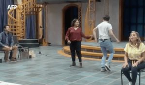 La vida en la frontera entre México y EE.UU. es representada a través de una obra de teatro