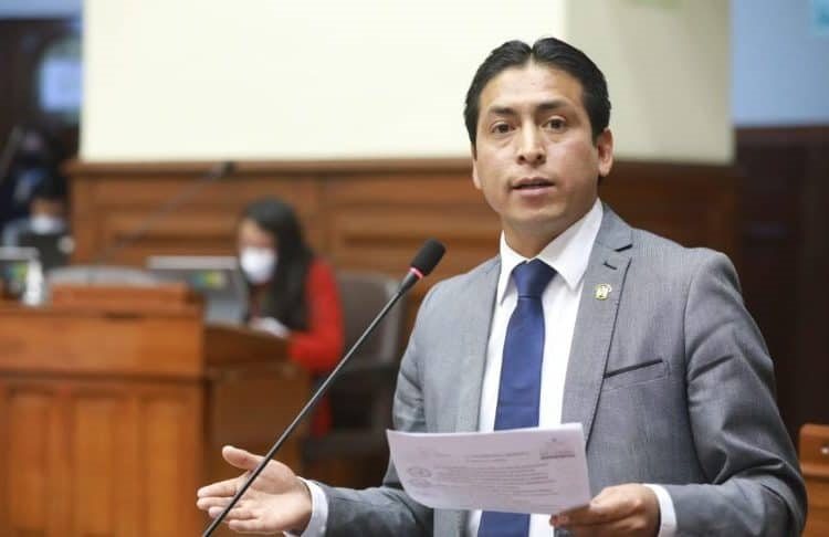 Fiscalía de Perú pide impedimento salida para legislador acusado de violación